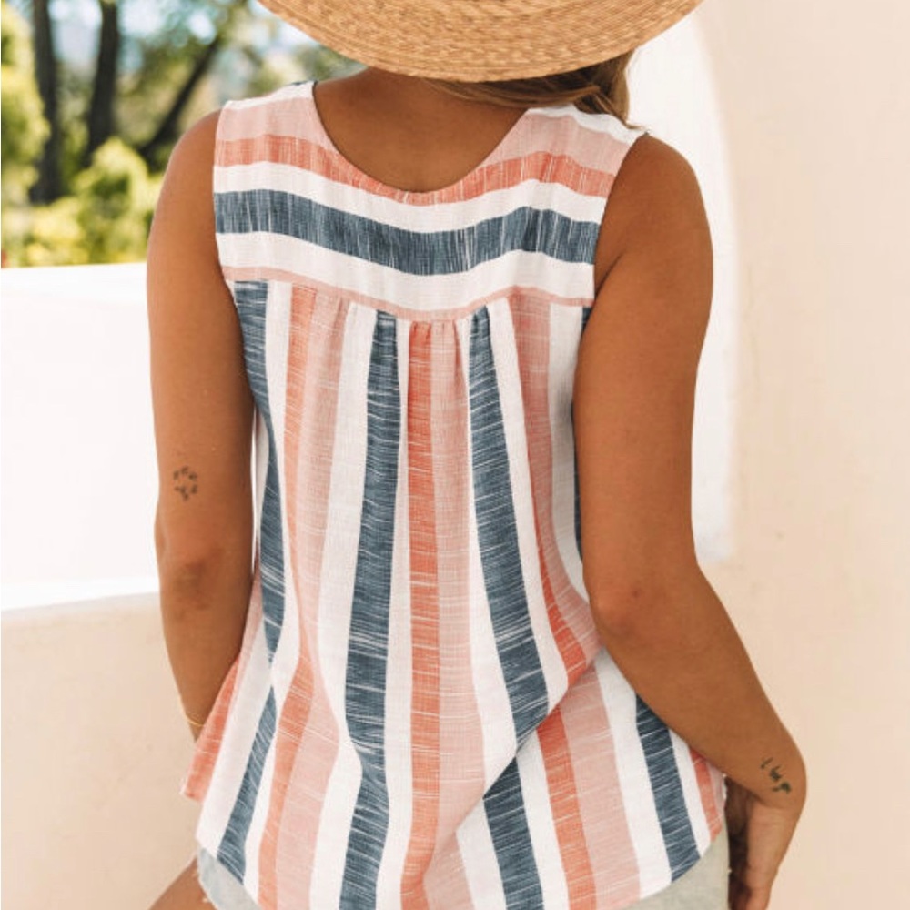 It’s beautiful summer casual top.soft and smooth fabric available in S,M,L,XL